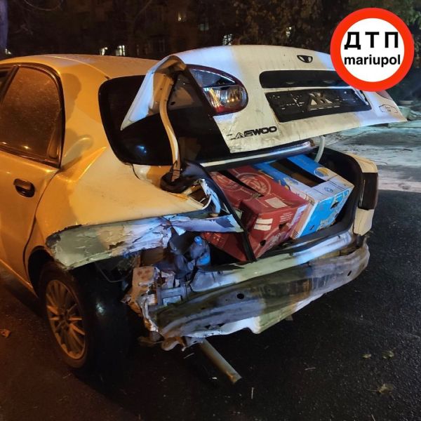 Снесенный дорожный знак и пострадавшая: на Левобережье Мариуполя столкнулись легковушки