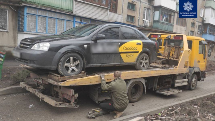 В Мариуполе эвакуировали автомобиль, заблокировавший дорогу