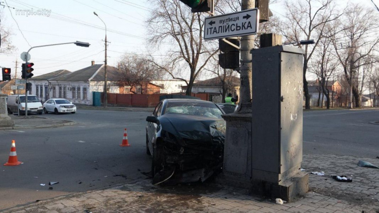 В центре Мариуполя автомобиль «влетел» в столб: есть пострадавшие (ФОТО)