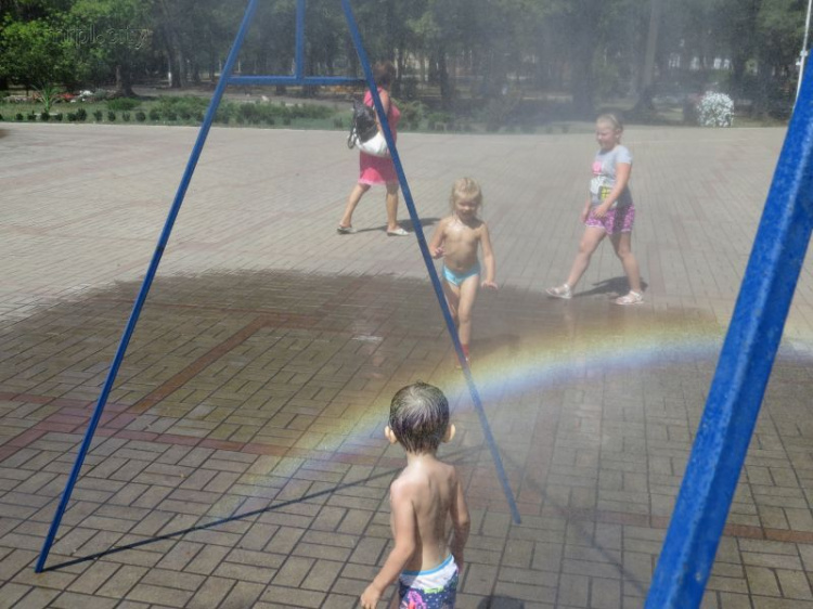 В Мариуполе дети ловят радугу, а взрослые мечтают о масштабном освежающем аттракционе (ФОТО+ВИДЕО)