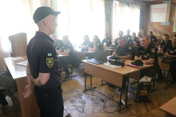 В Мариуполе вуз эвакуировали по тревоге (ФОТО+ВИДЕО)