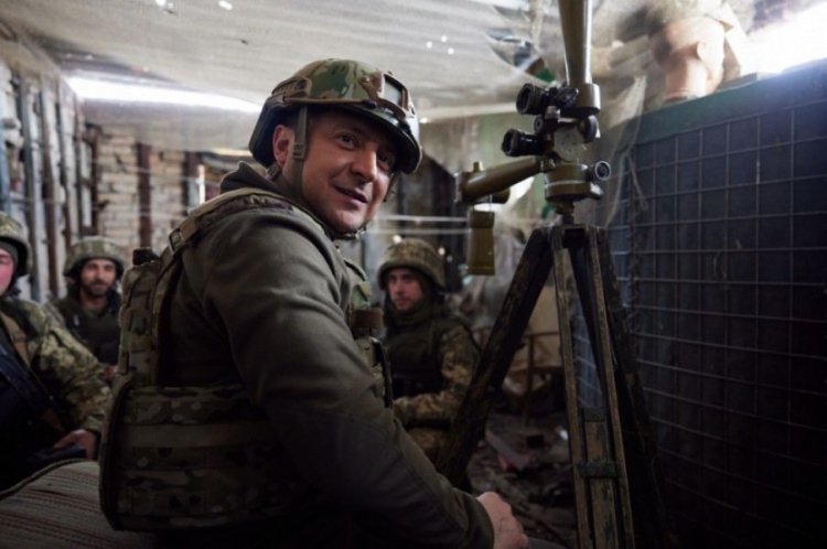 Президент Украины осмотрел новейшее вооружение на передовой в Донбассе