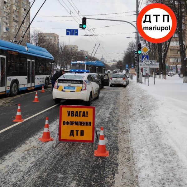 На мариупольском перекрестке в ДТП попали три автомобиля