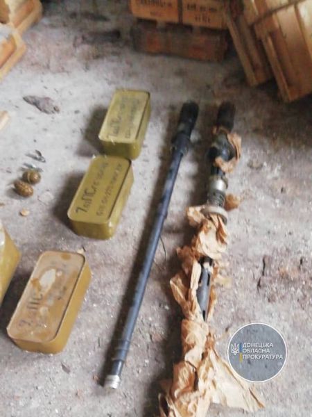 В Мариуполе нашли арсенал: в нем более 1600 гранат, 61 пистолет и 124 ящика с патронами
