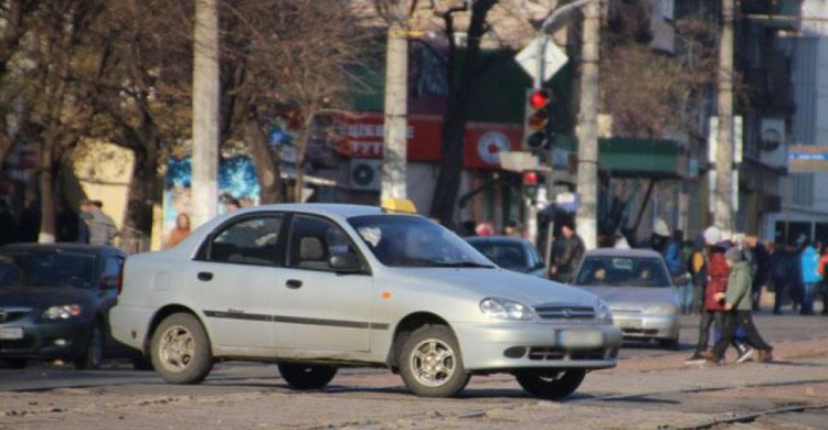 Неожиданная проверка: таксисты Мариуполя проходят тест на наркотики и алкоголь (ФОТО)