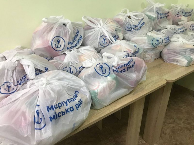 В Мариуполе возобновили выдачу проднаборов жителям 70+. Раздали более 22 тонн продуктов