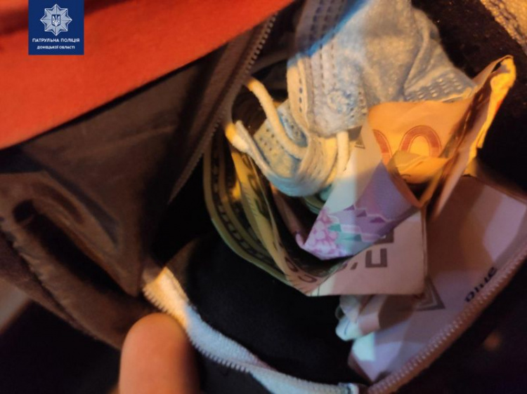 В Мариуполе у женщины украли сумку с крупной суммой и банковскими картами