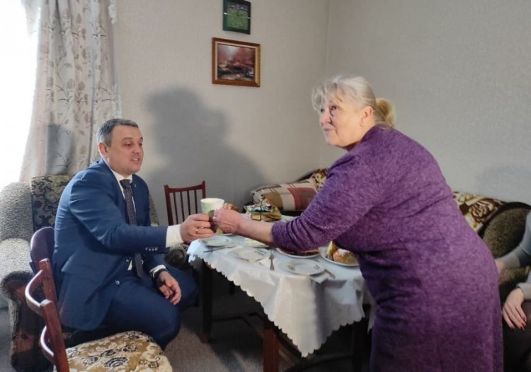 Под Мариуполем пенсионерам, пострадавшим от непогоды, помогли купить новый дом