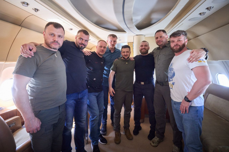 В Україну повернулися командири оборони Маріуполя: деталі