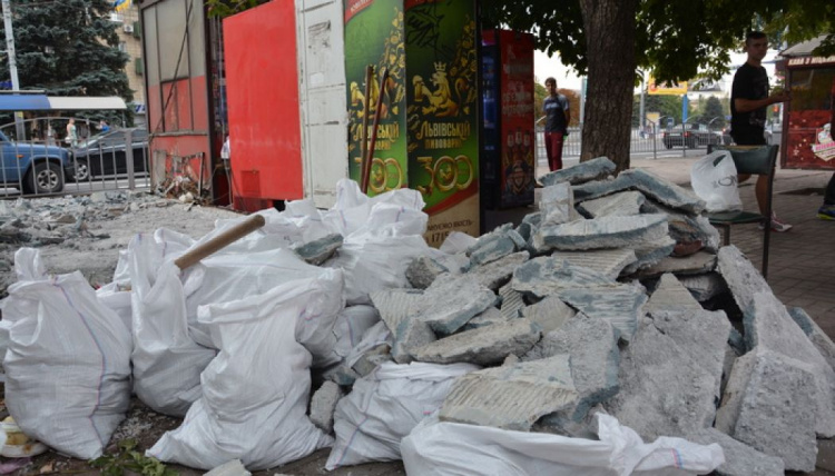 Центральную часть проспекта Мира в Мариуполе очищают от киосков (ФОТО)