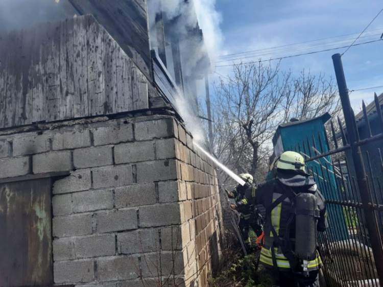 В Мариуполе возник пожар на территории дачного кооператива