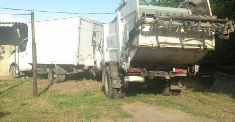 В Мариуполе неисправный мусоровоз протаранил «Газель» и здание (ФОТО)
