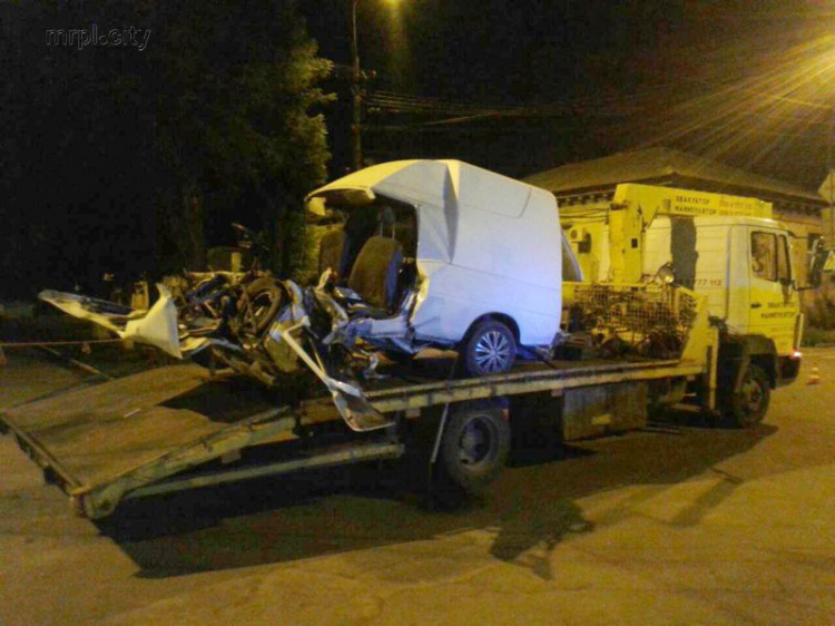 От удара в бетонные плиты в Мариуполе в пикапе погибли мать и сын (ФОТО+ДОПОЛНЕНО)