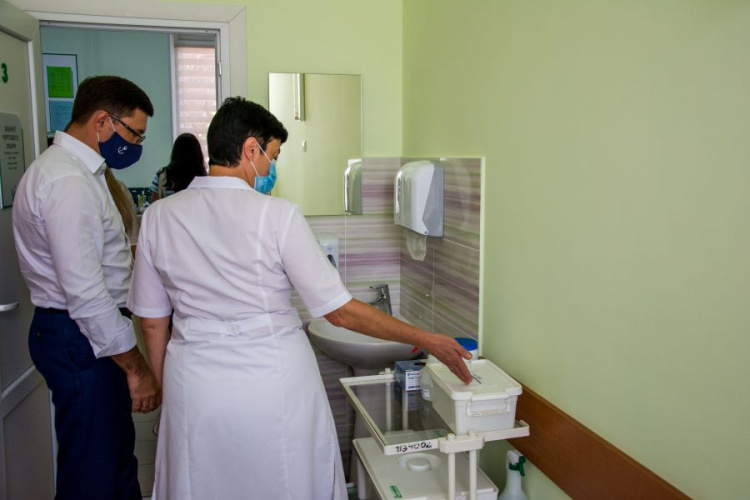 Мультики перед процедурами и обустроенные приемные: в Мариуполе капитально отремонтировали детское отделение