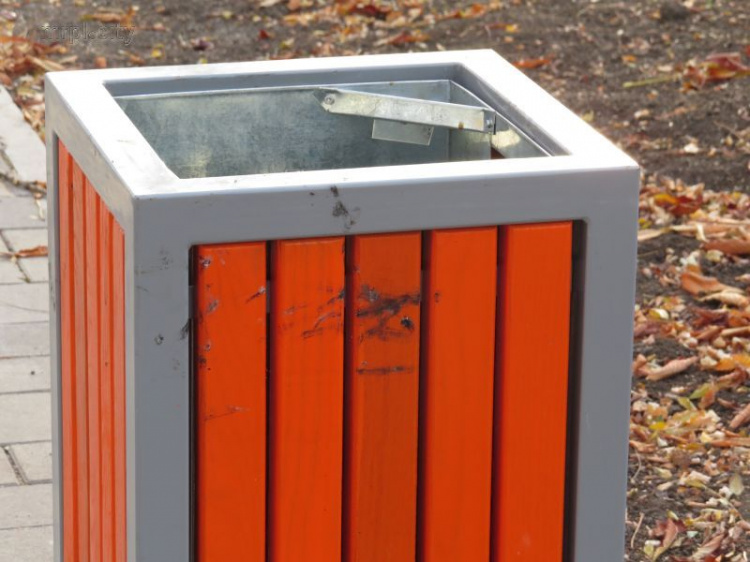 Оранжевые объекты на реконструированном проспекте в Мариуполе начали чернеть (ФОТОФАКТ)