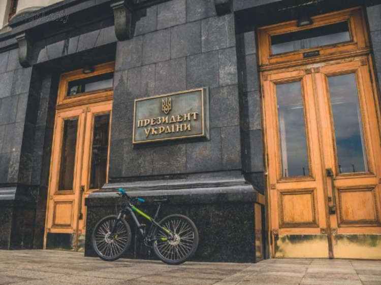 Украинцы предложили Зеленскому перенести свой офис в Золотое на Донбасс