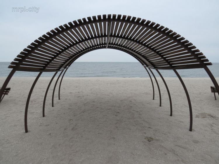 О красоте и бесчинстве: «Лазурный пляж» Мариуполя от мечты к реальности (ФОТОРЕПОРТАЖ)   