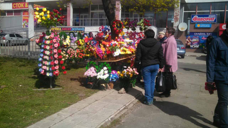 Мариупольцы превратили тротуары и газоны в центре города в торговые места (ФОТО)