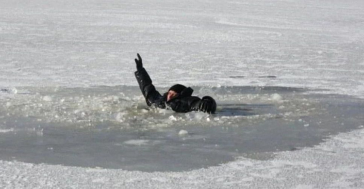«Первый пошел»: на Донетчине мужчина провалился под лед