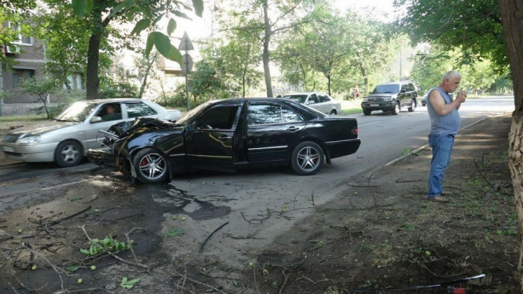 В Мариуполе Mercedes врезался в дерево: водителя забрала «скорая» (ФОТО)
