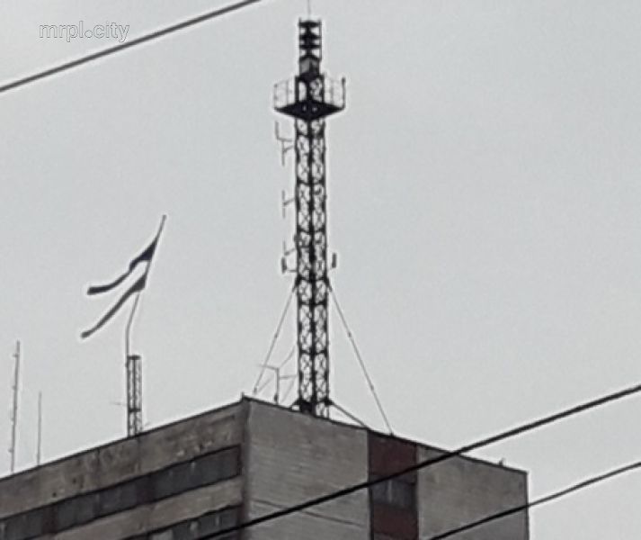 Штормы рвут государственный флаг над Мариуполем раз в три месяца (ФОТОФАКТ)