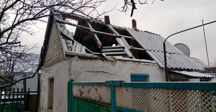 Фото в сети: Последствия артналета на жилые кварталы Авдеевки. Разрушены дома. Пострадал мирный житель.