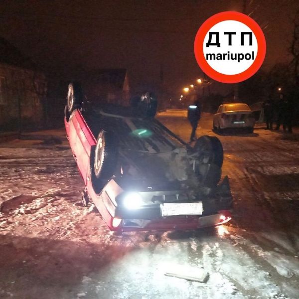 На мариупольском перекрестке автомобиль перевернулся вверх дном (ДОПОЛНЕНО)