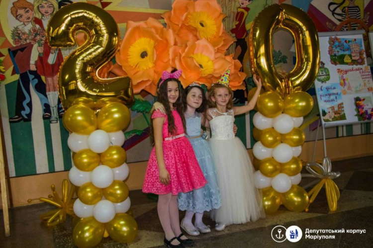 Греческой школе в Мариуполе, которую открывал Леонид Кучма, исполнилось 20 лет (ФОТО)