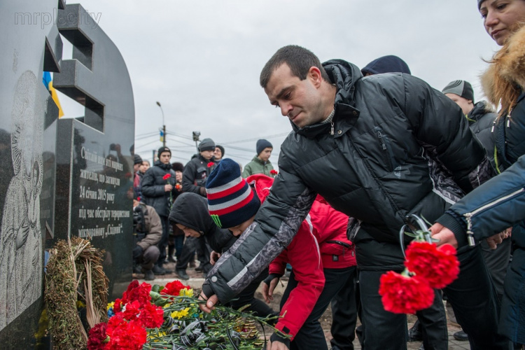Мариупольцы почтили память погибших на Восточном минутой молчания (ФОТО)