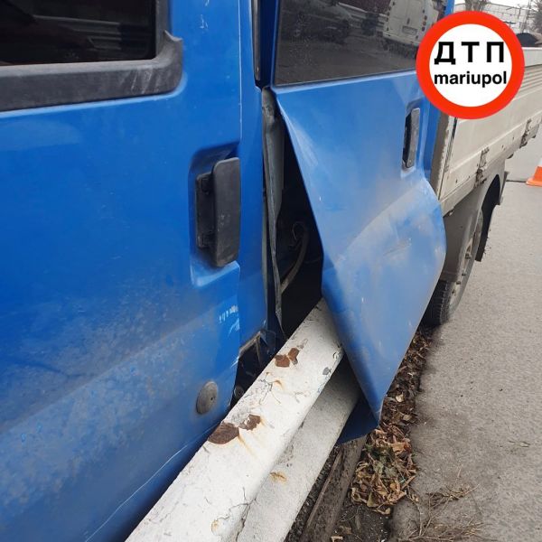 В центре Мариуполя автомобиль врезался в отбойник