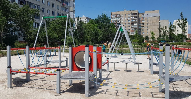 В самом восточном парке Мариуполя установили новые детские площадки (ВИДЕО)