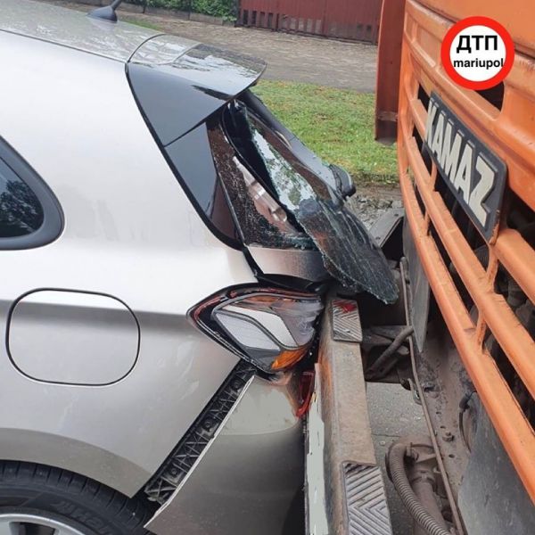 В Мариуполе грузовик столкнулся с легковым автомобилем (ФОТО)