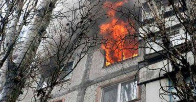 В Мариуполе спасатели вывели женщину из горящей квартиры