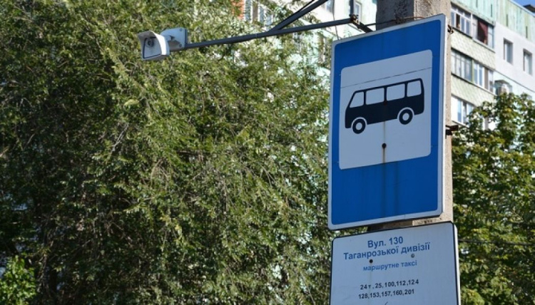 Остановки вдоль 15-го маршрута в Мариуполе оборудуют элементами доступности