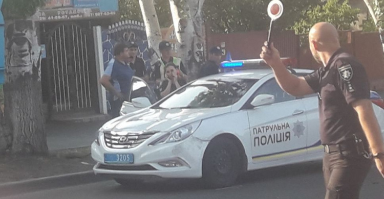 В Мариуполе столкнулась машина патрульной полиции с микроавтобусом (ФОТО)