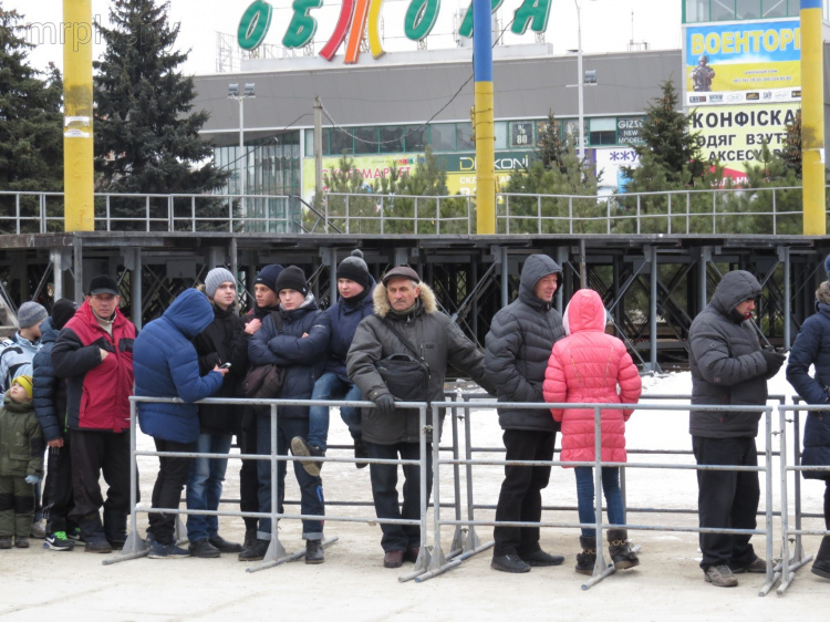 Более 60 000 мариупольцев выписывали фигуры на льду катка в центре города (ФОТО)