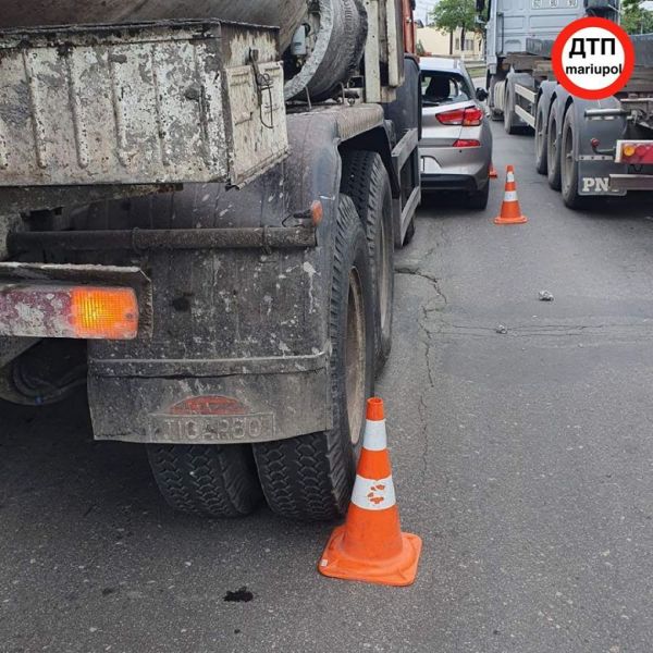 В Мариуполе грузовик столкнулся с легковым автомобилем (ФОТО)
