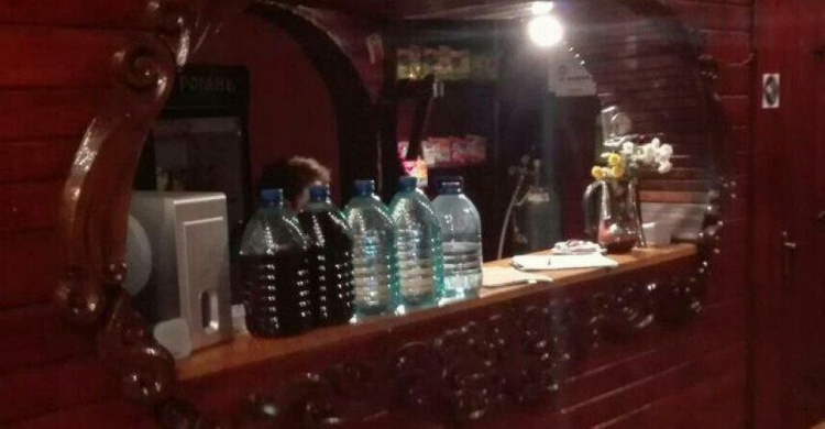В мариупольском кафе изъяли более 20 литров суррогата (ФОТО)