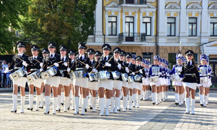 В Мариуполе год назад создали уникальное подразделение барабанщиц (ВИДЕО) 