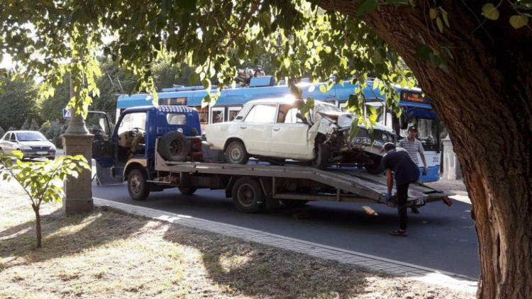 В Мариуполе из-за укуса насекомого столкнулись автомобили (ФОТО)