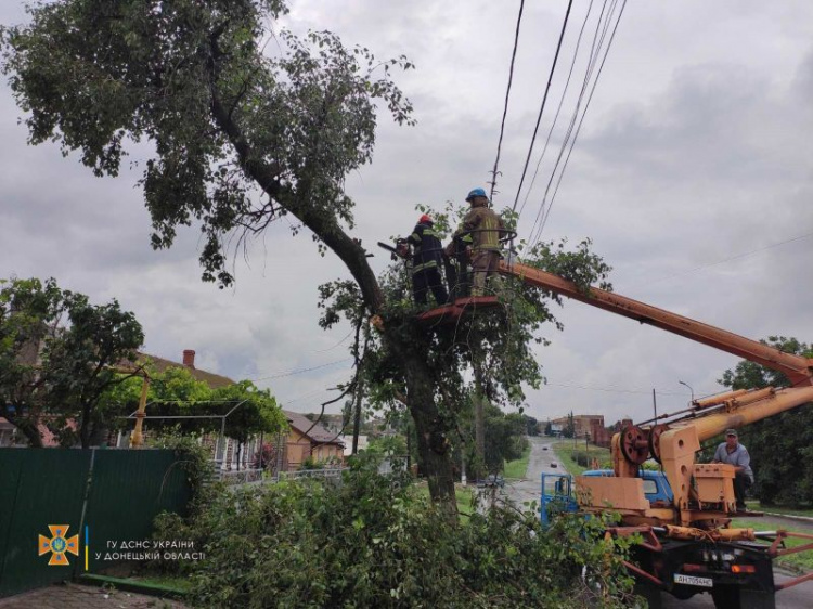 В Мариупольском районе ураган повалил деревья и повредил крыши