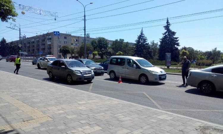 Массовое ДТП: в Мариуполе столкнулись 4 легковушки (ФОТО)