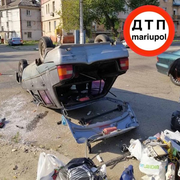 Столкновение двух легковушек в Мариуполе: один автомобиль перевернулся, другой скрылся с места ДТП