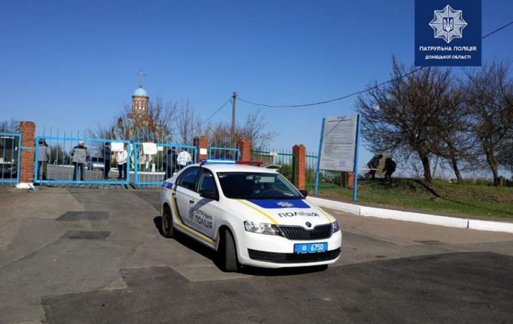 Кладбища Мариуполя закрыты для посещений. Там дежурит полиция (ФОТО)