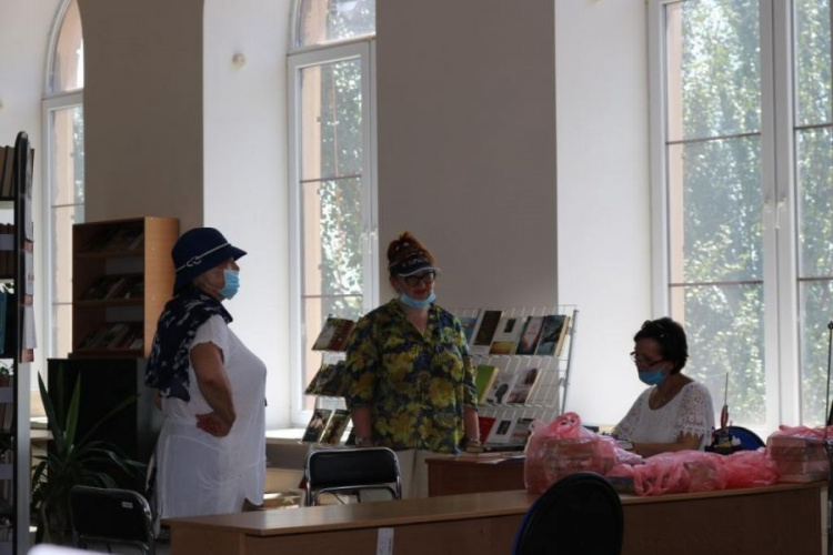 Обсервация и «защитные костюмы» для книг: в Мариуполе возобновила работу библиотека им. Короленко (ФОТО+ВИДЕО)