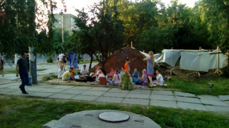 В центре Мариуполя предлагают путешествие на другие планеты (ФОТО+ВИДЕО)