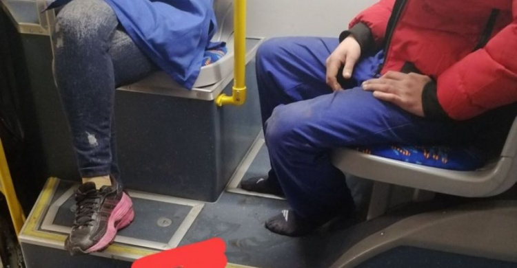 С билетом, но без обуви: в Мариуполе заметили необычного пассажира (ФОТО)