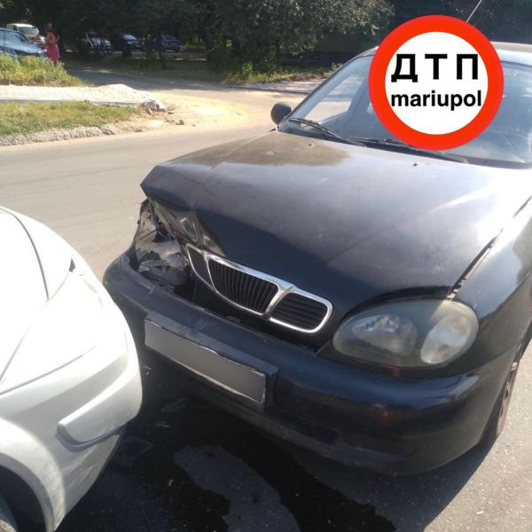 На дороге в Мариуполе, пытаясь избежать ДТП, «поцеловались» две легковушки