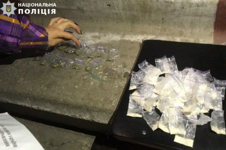 В Мариуполе у 18-летнего парня дома обнаружили наркотики (ФОТО)