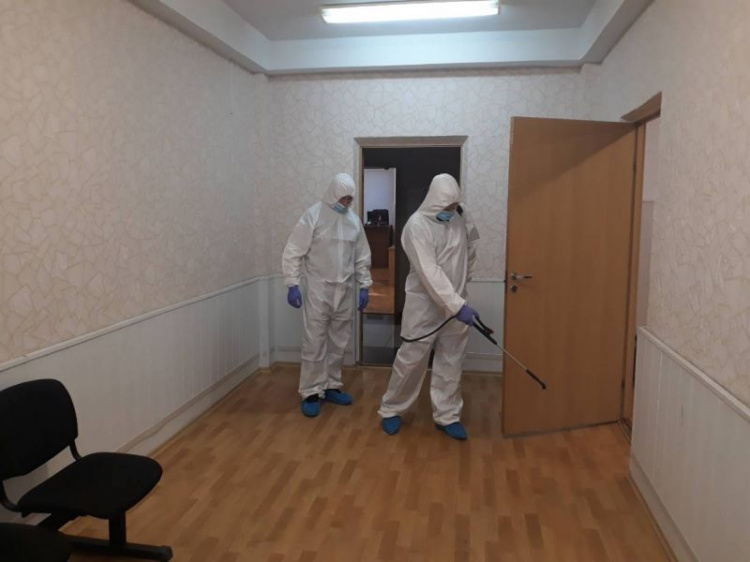 В Донецком апелляционном суде Мариуполя спасатели работали в масках и защитных костюмах